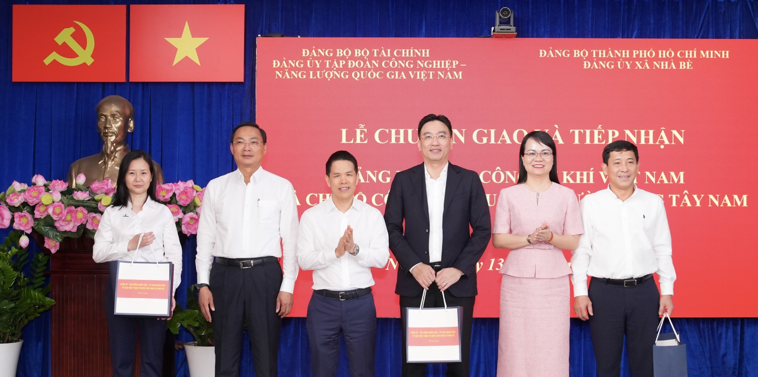 Đảng bộ xã Nhà Bè trao quà lưu niệm cho Đảng bộ PV GAS