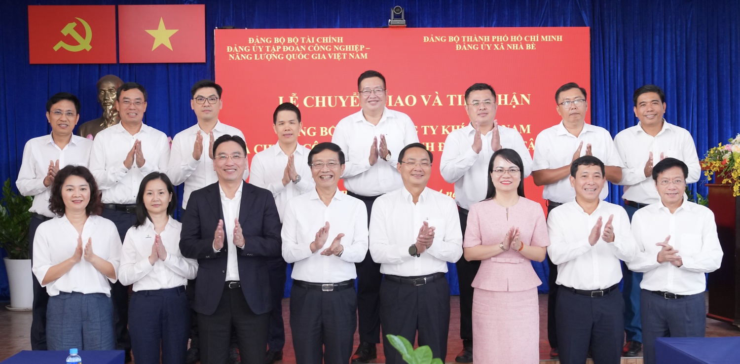 Các đồng chí lãnh đạo Đảng bộ xã Nhà Bè, Đảng bộ Petrovietnam, Đảng bộ PV GAS chụp ảnh lưu niệm tại buổi lễ