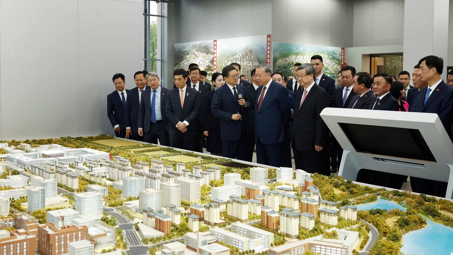 [Ảnh] Tổng Bí thư, Chủ tịch nước Tô Lâm khảo sát tại Khu khởi động của thành phố Hùng An (Trung Quốc)