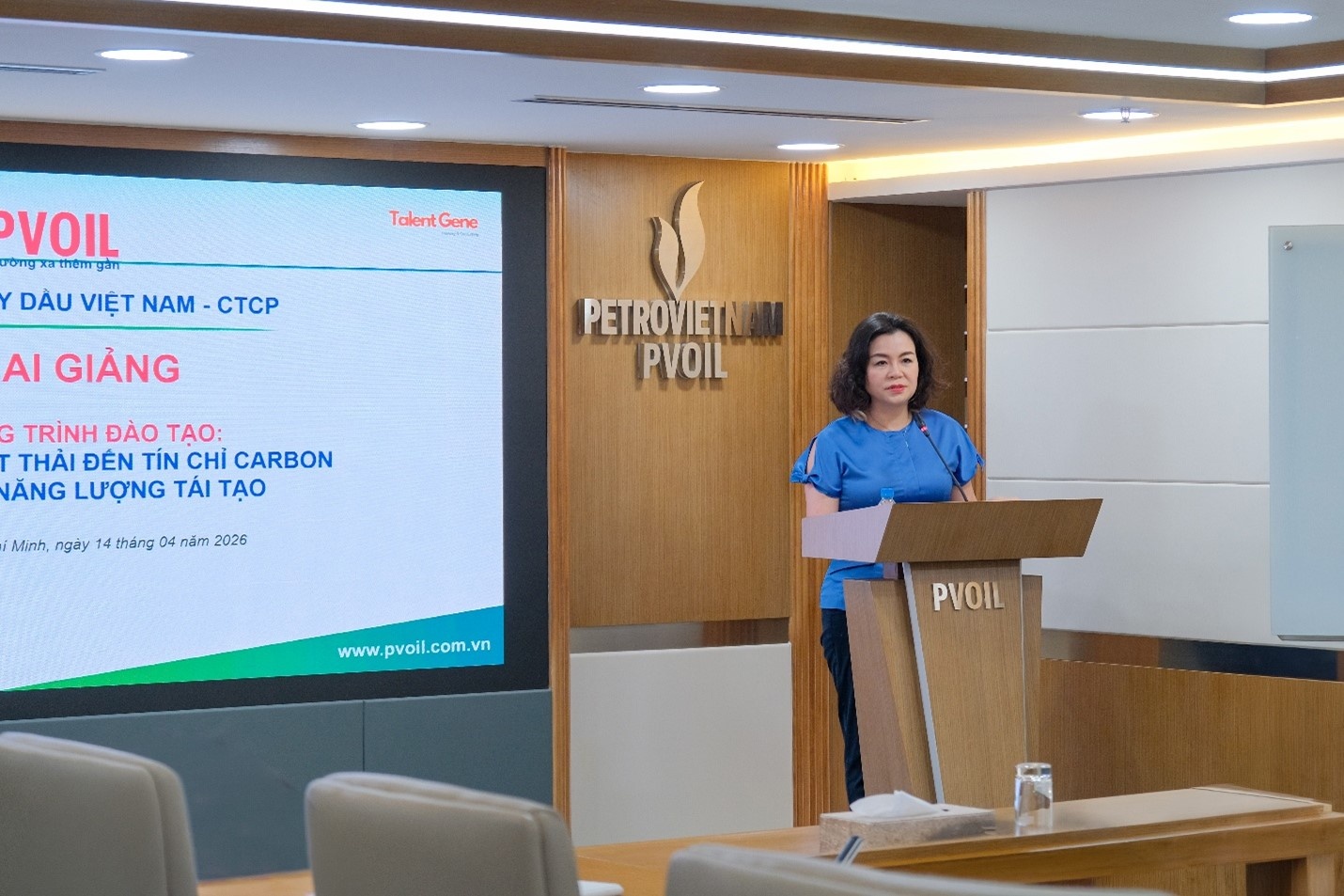 Bà Lê Thị Thu Hương – Phó Tổng Giám đốc PVOIL phát biểu khai mạc. Bà Lê Thị Thu Hương – Phó Tổng Giám đốc PVOIL phát biểu khai mạc.