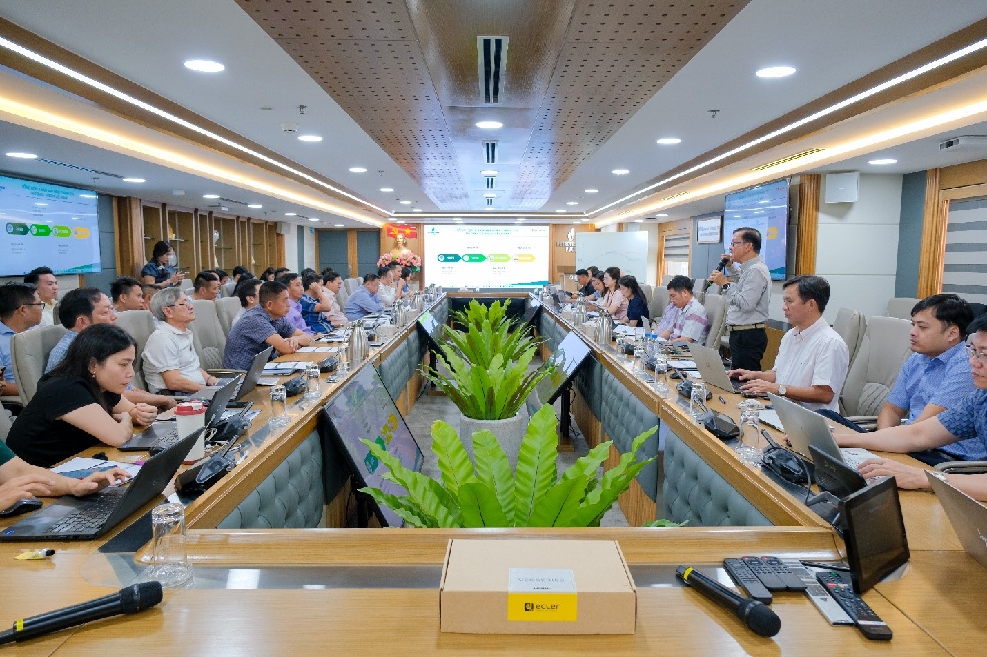 Khóa đào tạo được tổ chức trực tiếp dành cho các hạt nhân nòng cốt của Tổng công ty. Khóa đào tạo được tổ chức trực tiếp dành cho các hạt nhân nòng cốt của Tổng công ty.