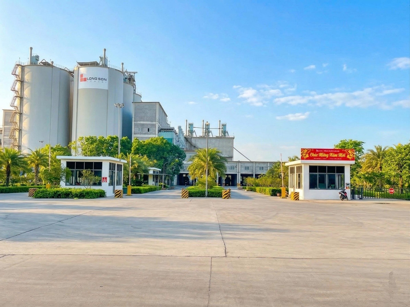 Công ty Xi măng Long Sơn chào mừng ngày Giải phóng miền Nam 30/4 và Quốc tế Lao động 1/5 Công ty Xi măng Long Sơn chào mừng ngày Giải phóng miền Nam 30/4 và Quốc tế Lao động 1/5