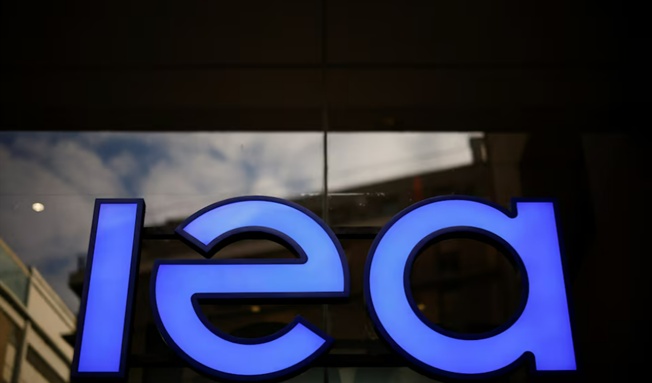IEA: Nguồn cung và nhu cầu dầu sẽ giảm trong năm nay