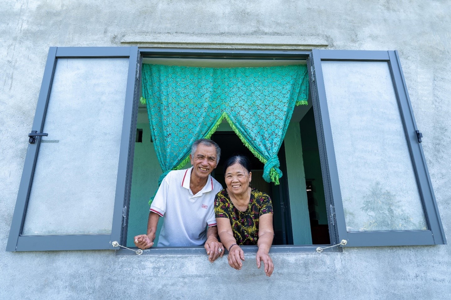 Ông Nguyễn Văn Thuận (thương binh, sinh năm 1953) cùng vợ là bà Nguyễn Thị Chuyên (sinh năm 1954) vui mừng được nhận căn nhà an toàn do Ngân hàng Phát triển Châu Á (ADB) cùng Chính phủ Việt Nam tài trợ xây dựng lại. Ông Nguyễn Văn Thuận (thương binh, sinh năm 1953) cùng vợ là bà Nguyễn Thị Chuyên (sinh năm 1954) vui mừng được nhận căn nhà an toàn do Ngân hàng Phát triển Châu Á (ADB) cùng Chính phủ Việt Nam tài trợ xây dựng lại.