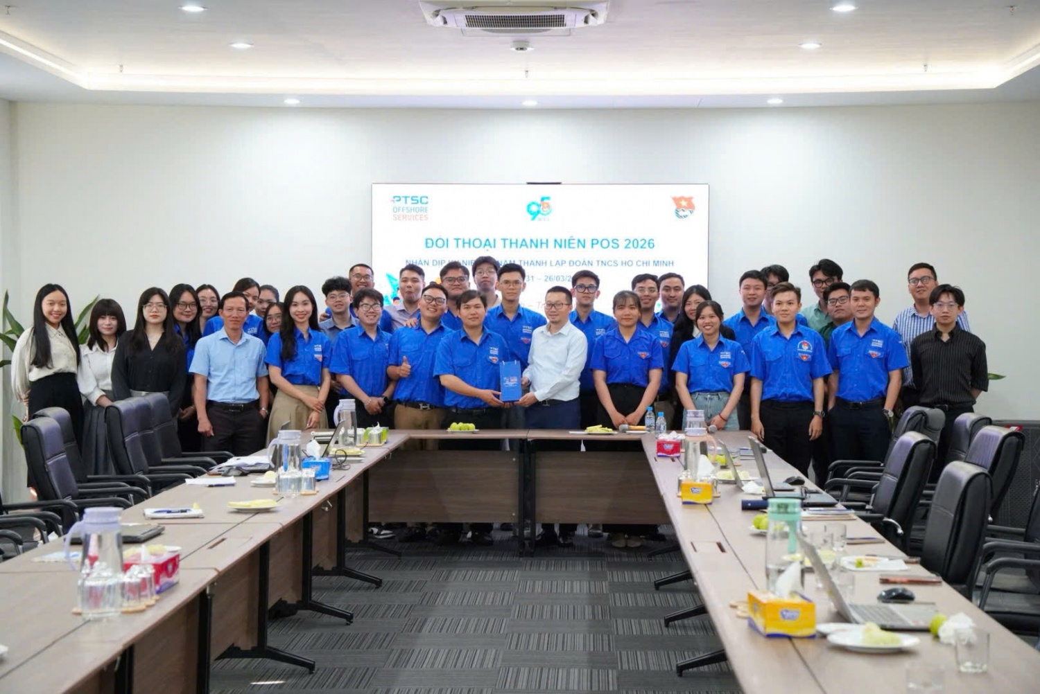 Anh Âu Chí Hoàng – Bí thư Đoàn Thanh niên Công ty POS trao quà tri ân Giám đốc Công ty