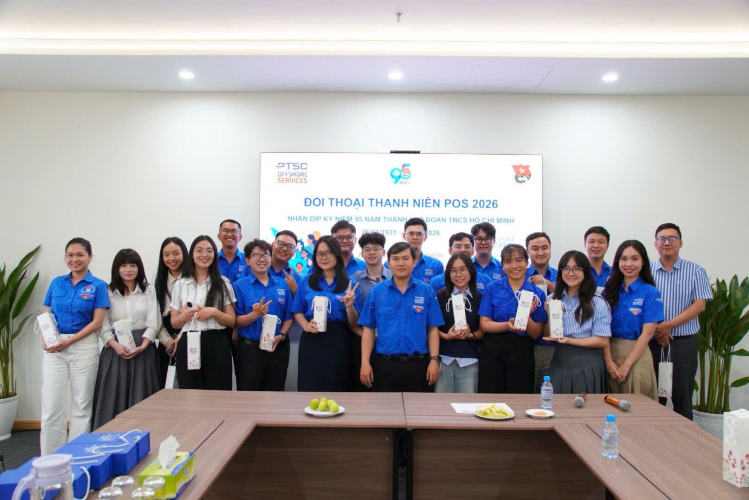 Ban Chấp hành Đoàn POS trao quà lưu niệm cho các đoàn viên tham gia chương trình