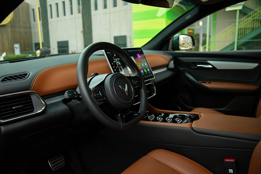 Từ tình huống khẩn cấp trên cao tốc, chủ xe thêm tin lựa chọn VinFast VF 9 là đúng