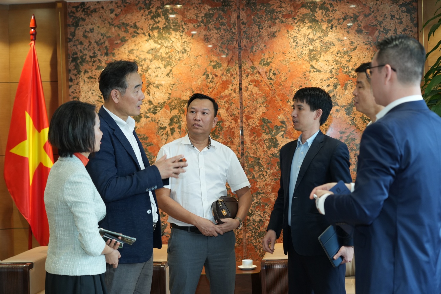 Các đại biểu trao đổi bên lề buổi làm việc