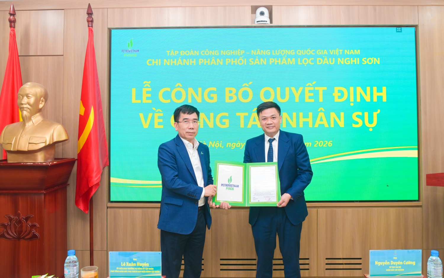 Phó Tổng Giám đốc phụ trách Ban Điều hành Petrovietnam Lê Xuân Huyên trao quyết định và chúc mừng tân Phó Giám đốc PVNDB Hoàng Ngọc Xuân