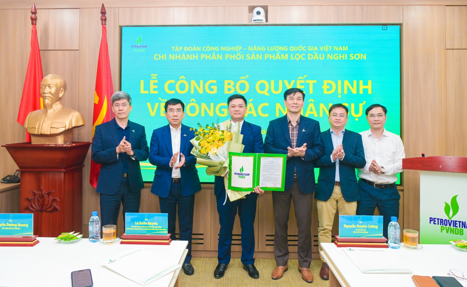 Lãnh đạo Tập đoàn, Chi nhánh Phân phối sản phẩm lọc dầu Nghi Sơn chúc mừng đồng chí Hoàng Ngọc Xuân - tân Phó Giám đốc PVNDB.