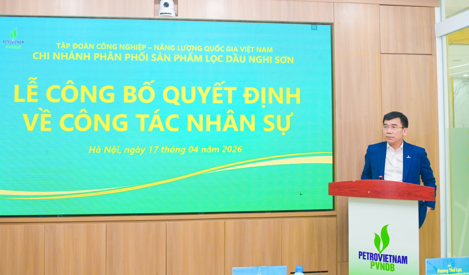 Phó Tổng Giám đốc phụ trách Ban Điều hành Petrovietnam Lê Xuân Huyên chúc mừng và giao nhiệm vụ cho đồng chí Hoàng Ngọc Xuân