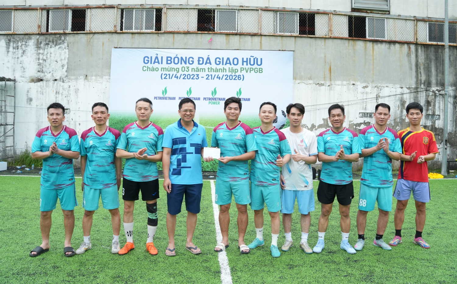 [Chùm ảnh] Tưng bừng Giải giao hữu bóng đá kỷ niệm 3 năm thành lập PVPGB