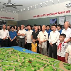 Tri ân quá khứ, tiếp lửa niềm tin