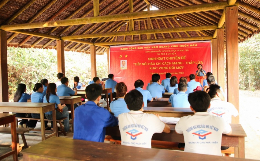 Tiếp nối hào khí cách mạng   Thắp lửa khát vọng đổi mới