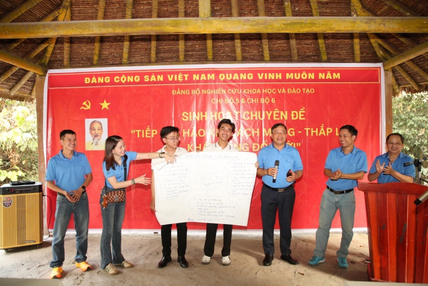 Tiếp nối hào khí cách mạng   Thắp lửa khát vọng đổi mới