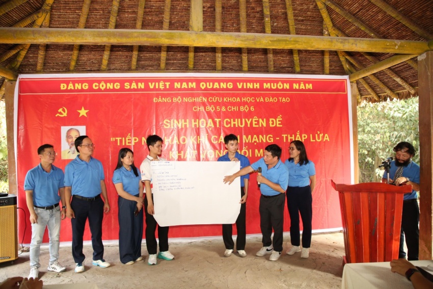 Tiếp nối hào khí cách mạng   Thắp lửa khát vọng đổi mới