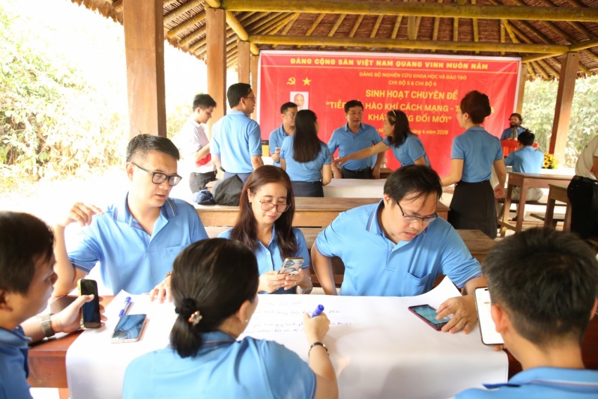 Tiếp nối hào khí cách mạng   Thắp lửa khát vọng đổi mới