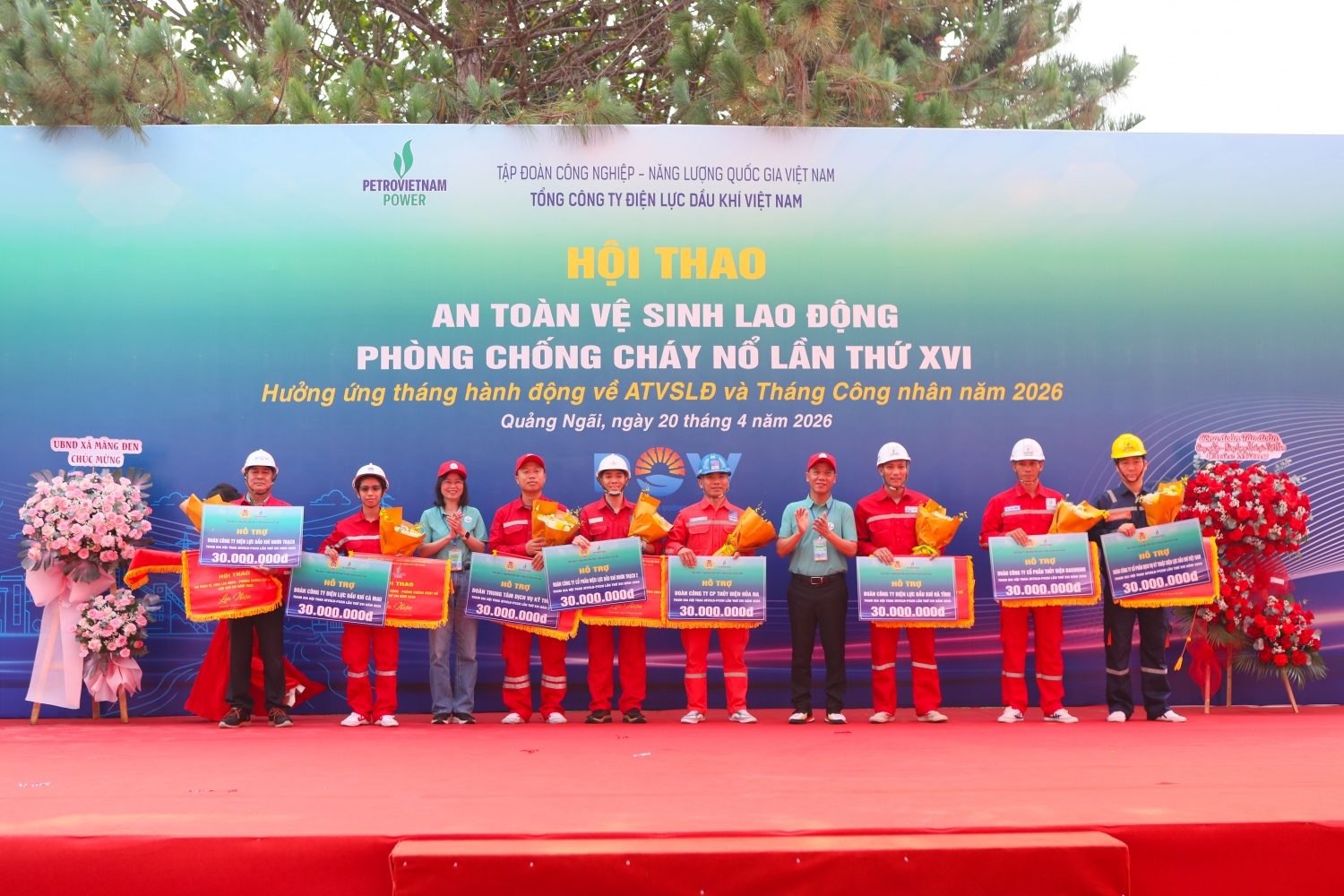 Ban tổ chức trao cờ lưu niệm cho 8 đội tham gia thi đấu gồm Công ty Điện lực Dầu khí Nhơn Trạch, Công ty ĐLDK Cà Mau, Công ty ĐLDK Hà Tĩnh, Công ty cổ phần Thủy điện Hủa Na, Công ty cổ phần Dịch vụ Kỹ thuật ĐLDK Việt Nam, Công ty cổ phần ĐLDK Nhơn Trạch 2, Trung tâm dịch vụ kỹ thuật ĐLDK Việt Nam và Công ty cổ phần Thủy điện Đakđrinh.