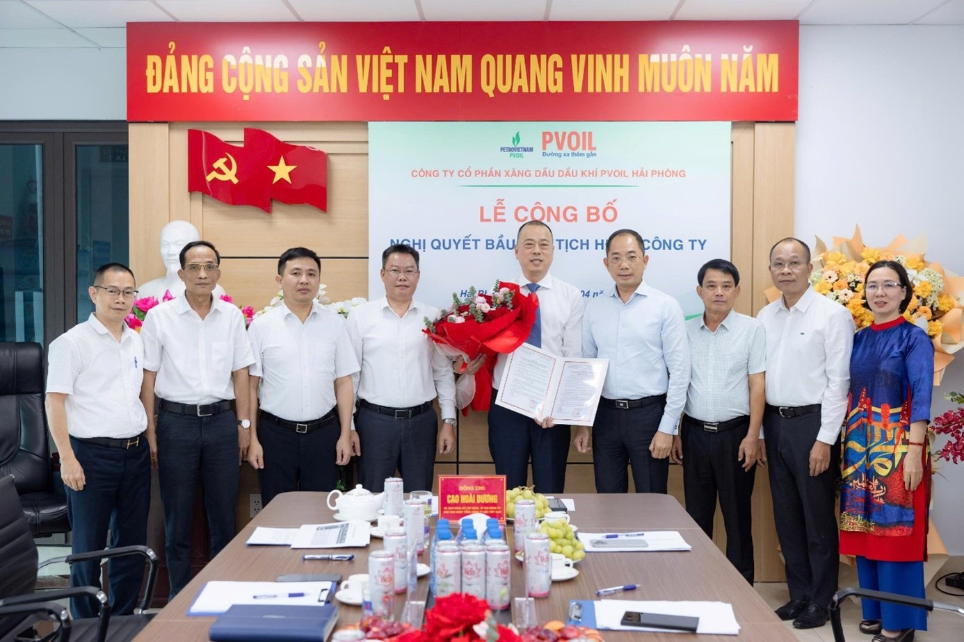 Chủ tịch PVOIL Cao Hoài Dương cùng lãnh đạo Tổng công ty tặng hoa cho ông Đặng Tiến Dũng. 