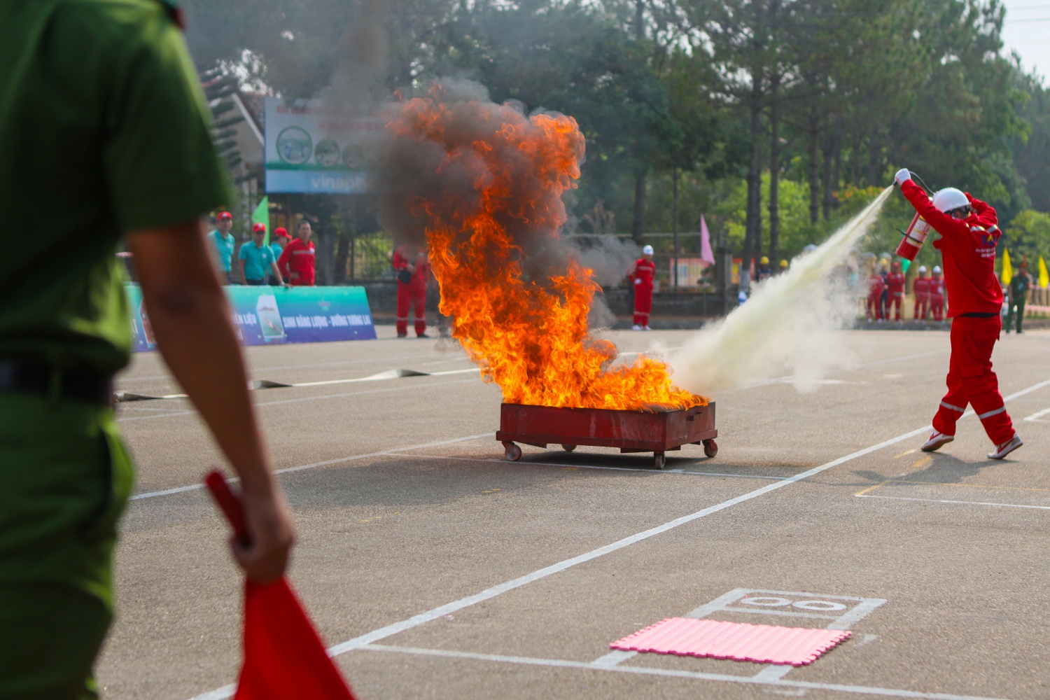 Các vận động viên cùng nhau tranh tài ở 2 phần thi gồm Phòng cháy chữa cháy và sơ cấp cứu.