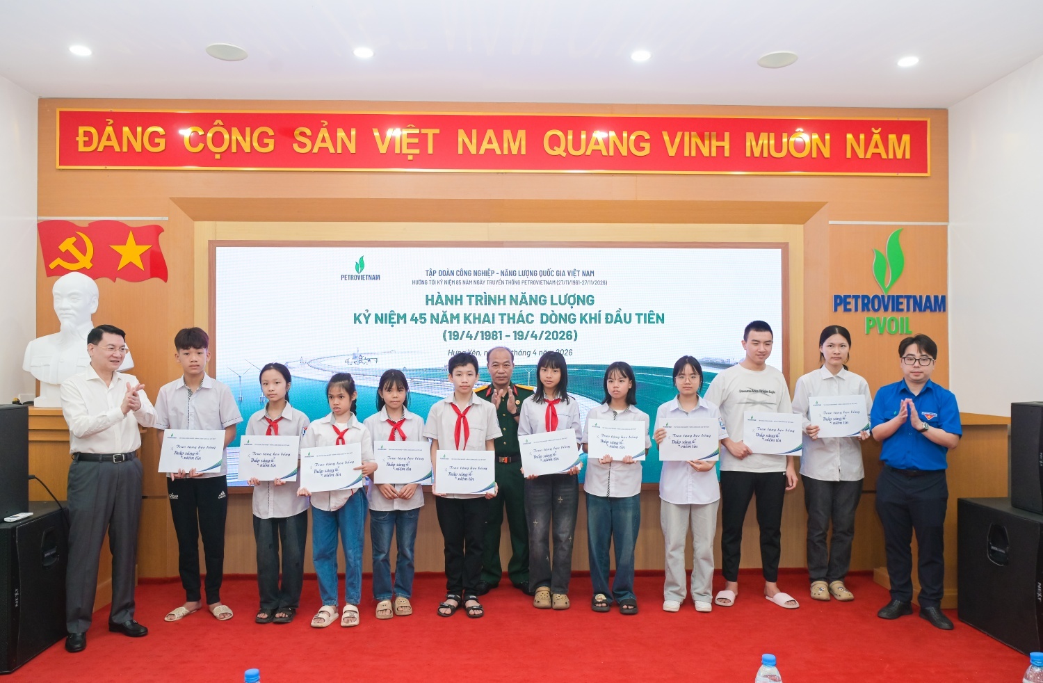 Hành trình của những người tìm lửa và giữ lửa về 