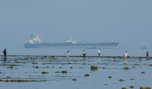 Nhập khẩu dầu thô của Ấn Độ giảm mạnh trong tháng 3