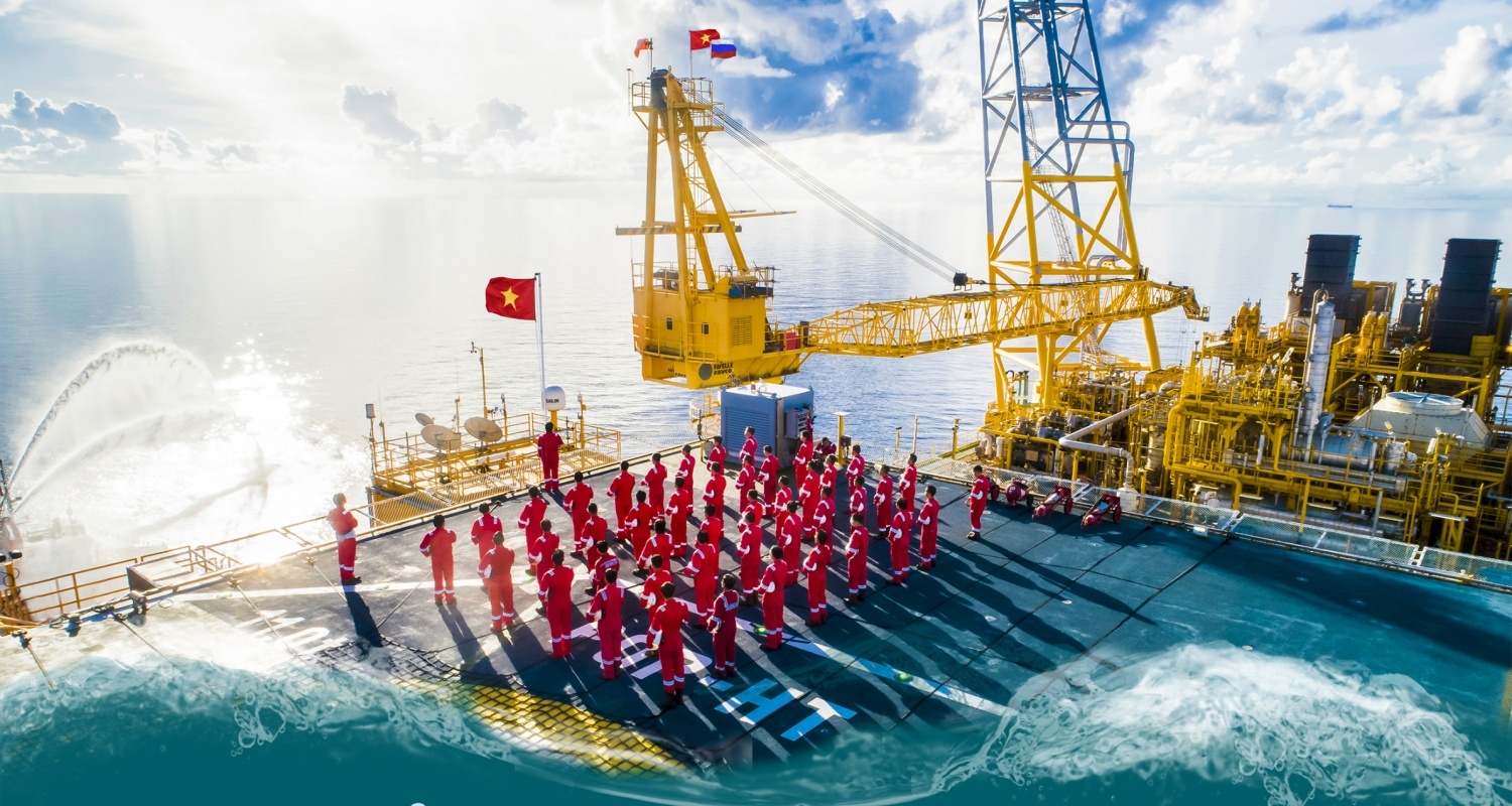 Lễ chào cờ trên giàn khoan xa đất liền nhất trên Biển Đông
