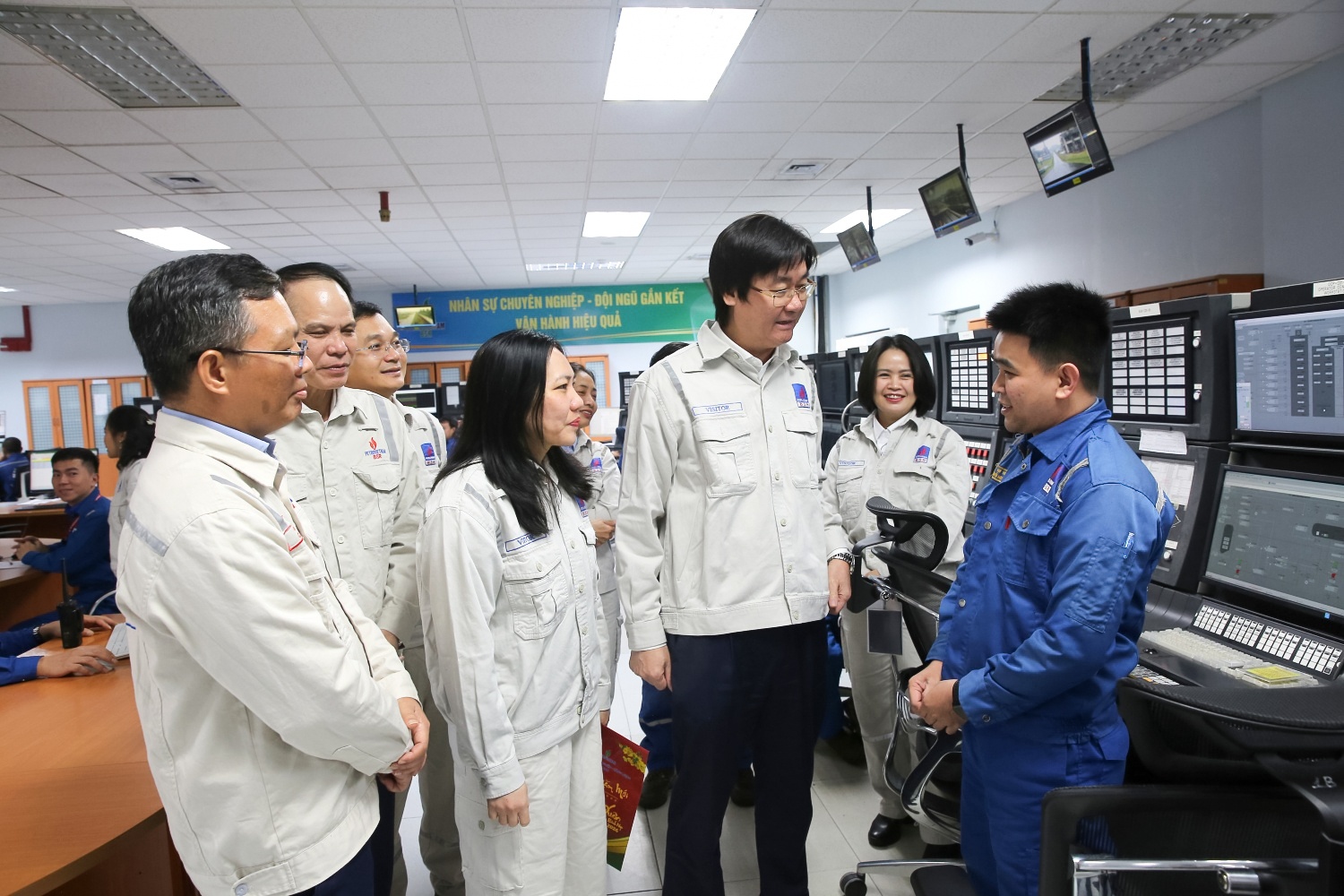 Ông Nguyễn Mạnh Kha - Ủy viên BCH Tổng Liên đoàn Lao động Việt Nam, Ủy viên BCH Đảng bộ Petrovietnam, Chủ tịch Công đoàn Petrovietnam thăm hỏi, động viên người lao động BSR làm việc tại NMLD Dung Quất.