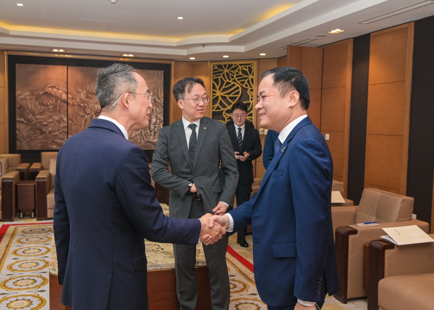  Chủ tịch HĐTV Petrovietnam Lê Ngọc Sơn chào mừng ông Hwang Ki-yeon – Chủ tịch Ngân hàng Xuất nhập khẩu Hàn Quốc (KEXIM) đến thăm và làm việc tại Petrovietnam