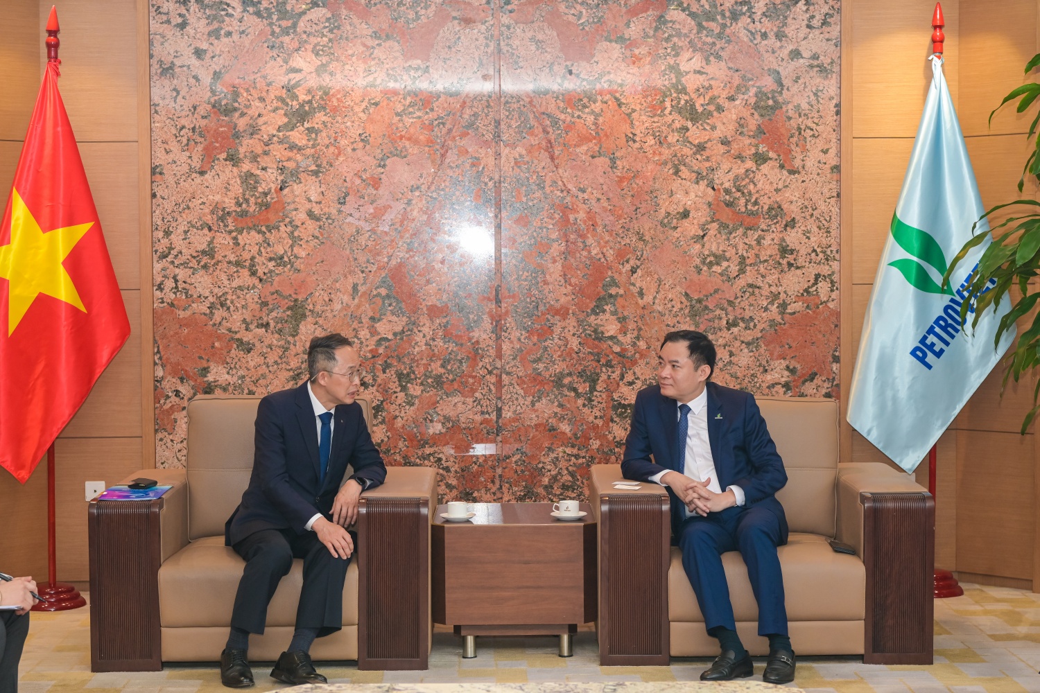 Chủ tịch HĐTV Petrovietnam Lê Ngọc Sơn trao đổi với ông Hwang Ki-yeon