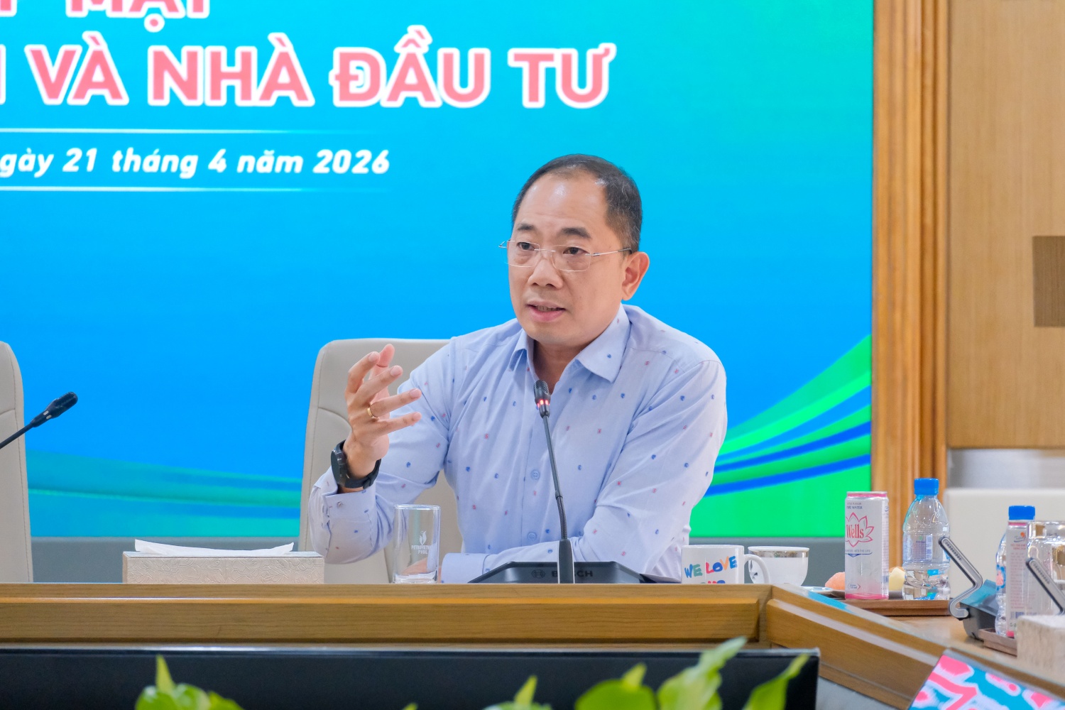 Chủ tịch Cao Hoài Dương thay mặt Ban lãnh đạo Tổng công ty giải đáp thắc mắc.