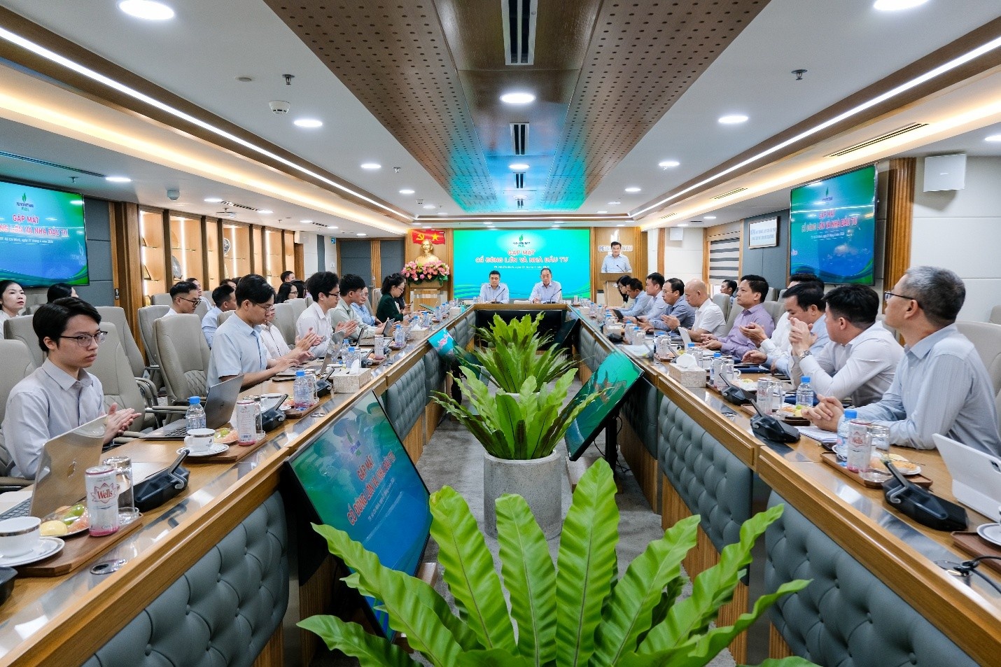 Toàn cảnh buổi gặp mặt trước thềm ĐHĐCĐ thường niên năm 2026 của PVOIL.   