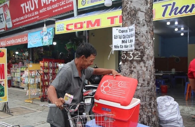 Đọc một bài báo về "cơm treo"