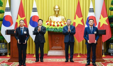 Lãnh đạo Việt Nam - Hàn Quốc chứng kiến trao các văn kiện hợp tác giữa hai nước