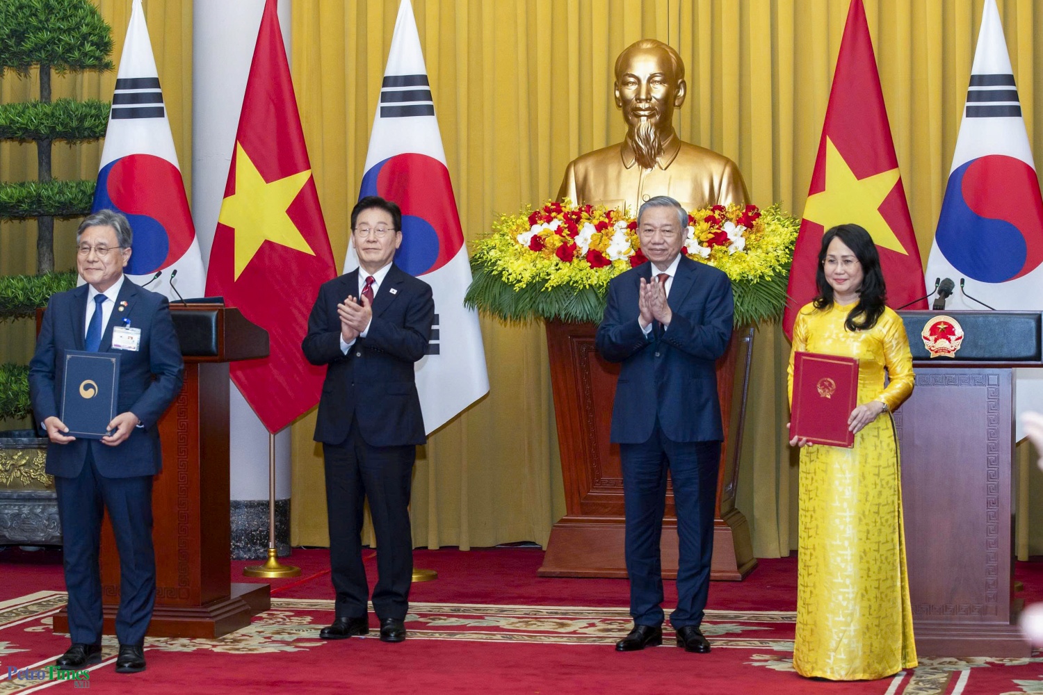 Lãnh đạo Việt Nam - Hàn Quốc chứng kiến trao các văn kiện hợp tác giữa hai nước