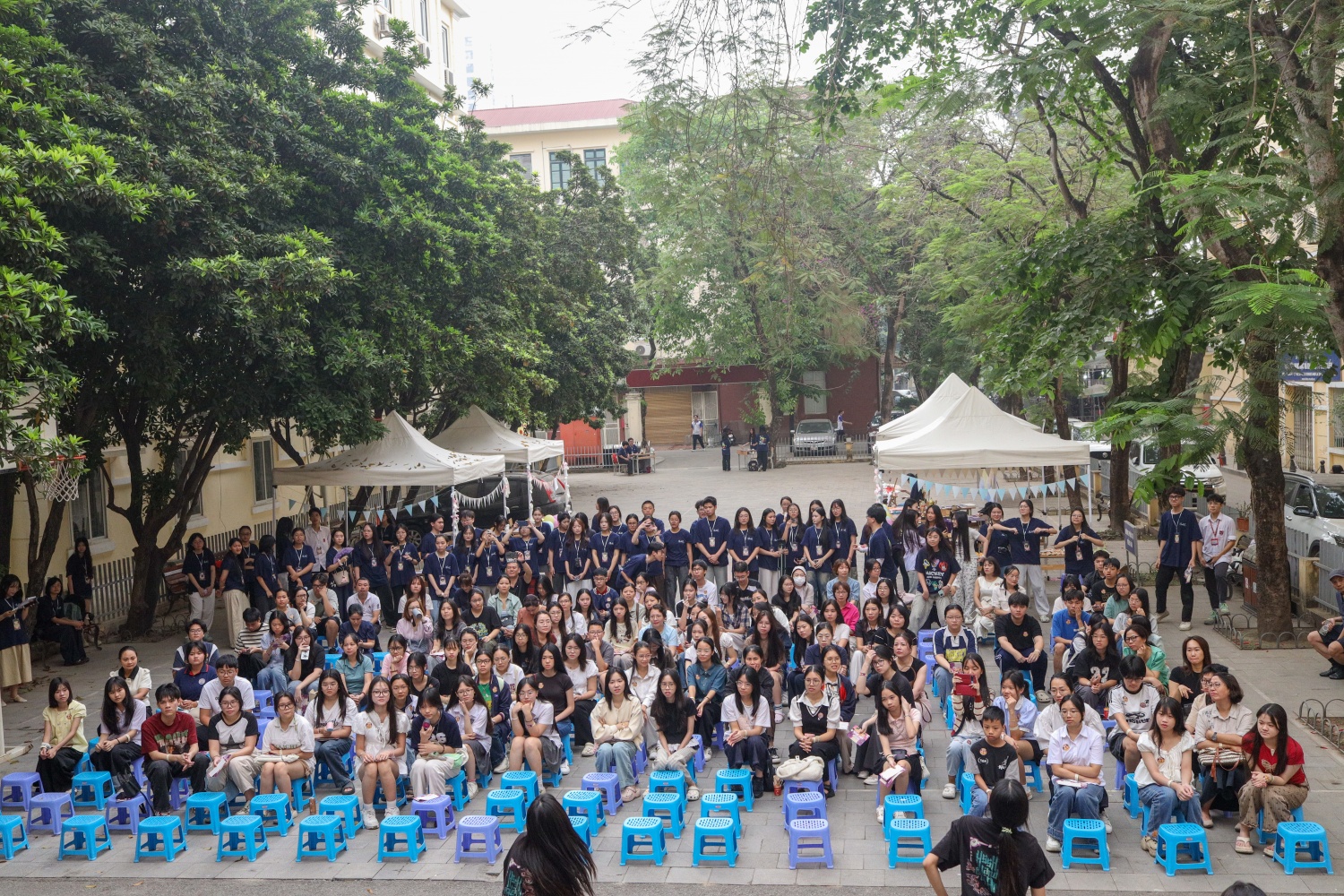 Toàn cảnh chương trình “Light up your Path” với sự tham gia của đông đảo học sinh.