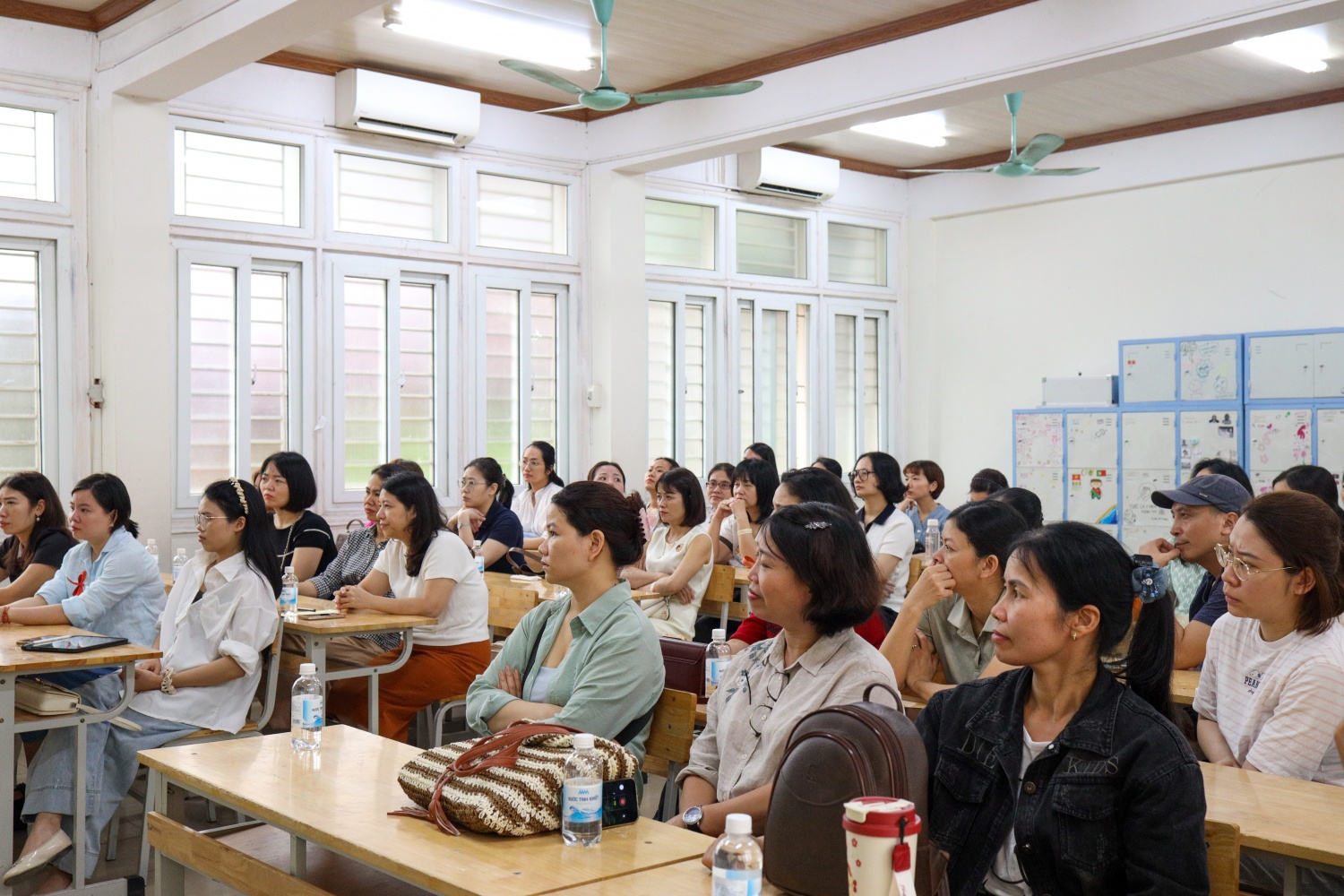 Phụ huynh theo dõi và trao đổi cùng ban tổ chức tại sự kiện.