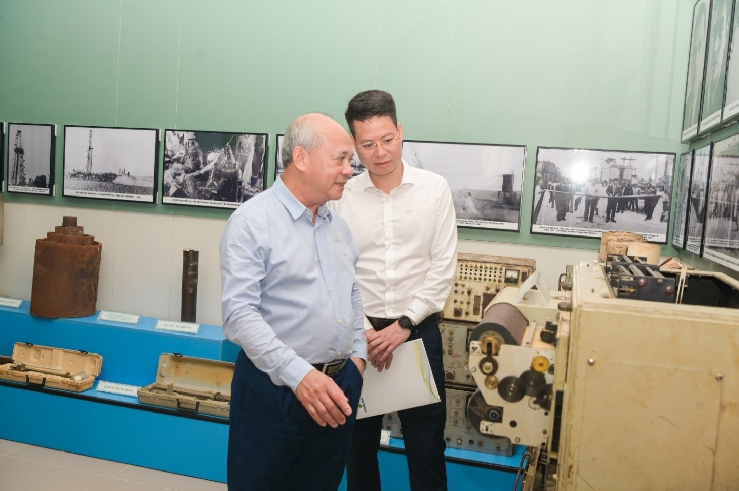 Tác giả được nghe Anh Đinh Văn Sơn - nguyên Thành viên HĐTV Petrovietnam giới thiệu về các thiết bị kỹ thuật những năm tháng đẩy khó khăn, thử thách nhưng rất tự hào của các cán bộ Liên đoàn Dầu lửa 36 và Công ty Dầu khí I