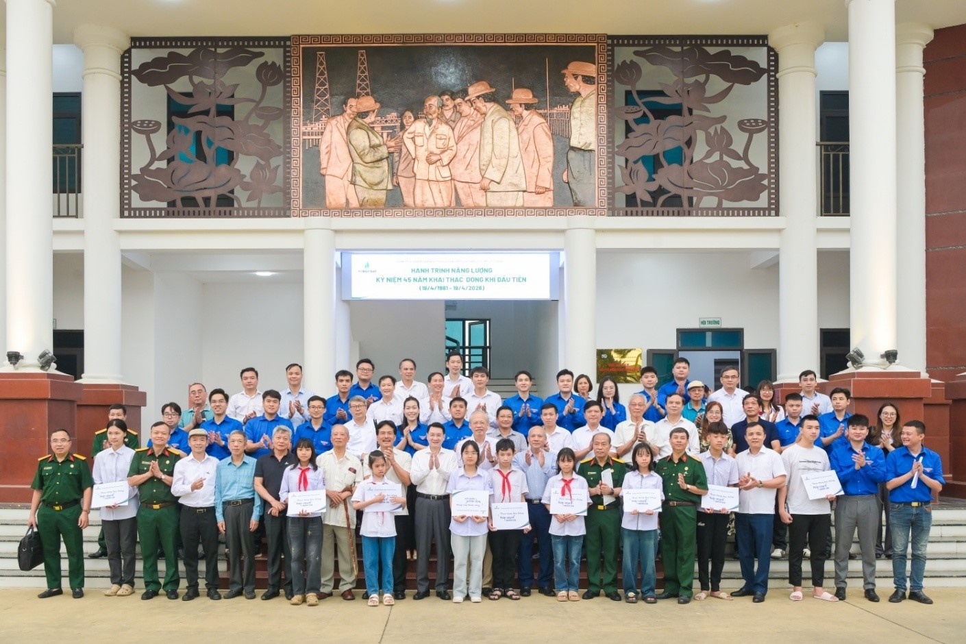 Khu lưu niệm Dầu khí Đồng bằng sông Hồng (phường Trần Lãm). Công trình không chỉ là một địa điểm tham quan, mà giống như một “cột mốc ký ức”. Công trình được xây dựng từ tháng 5/2022 trên diện tích gần 5.000 m².