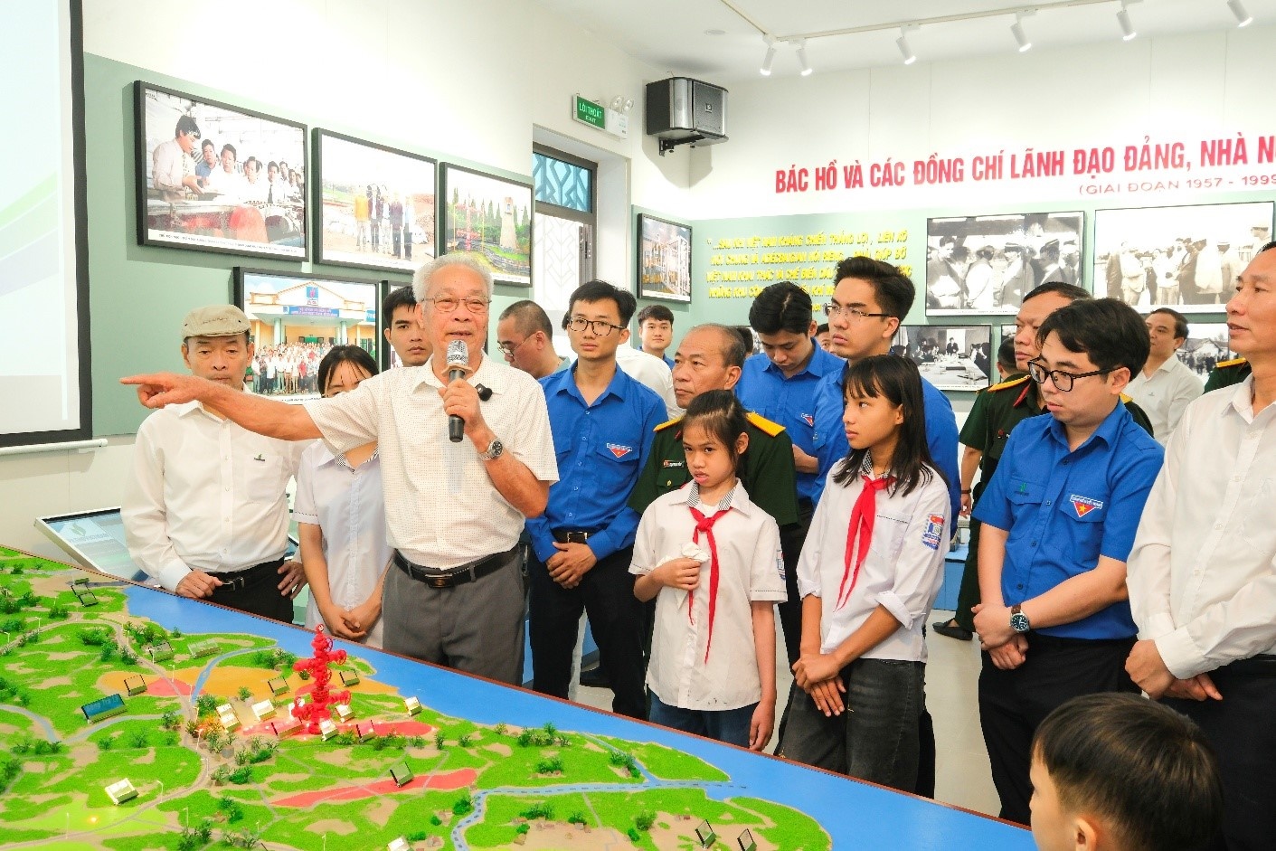 Trong câu chuyện giàu cảm xúc, ông Nguyễn Xuân Nhự - nguyên Vụ phó Vụ Dầu khí, Văn phòng Chính phủ ôn lại ký ức về giai đoạn sơ khai của ngành, với muôn vàn thiếu thốn nhưng tràn đầy ý chí và khát vọng.