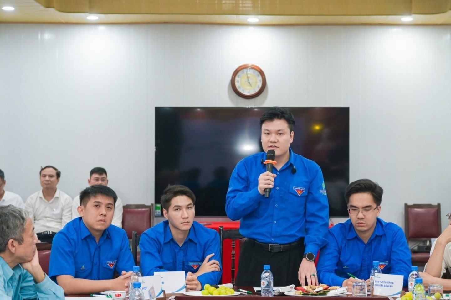 Đại diện thế hệ trẻ Petrovietnam, Bí thư Đoàn Thanh niên PVEP Chử Xuân Anh bày tỏ lòng biết ơn trước những chia sẻ đầy tâm huyết của các bậc tiền bối, đồng thời cam kết không ngừng rèn luyện, cống hiến, phát huy tinh thần tiên phong, sáng tạo để xây dựng 