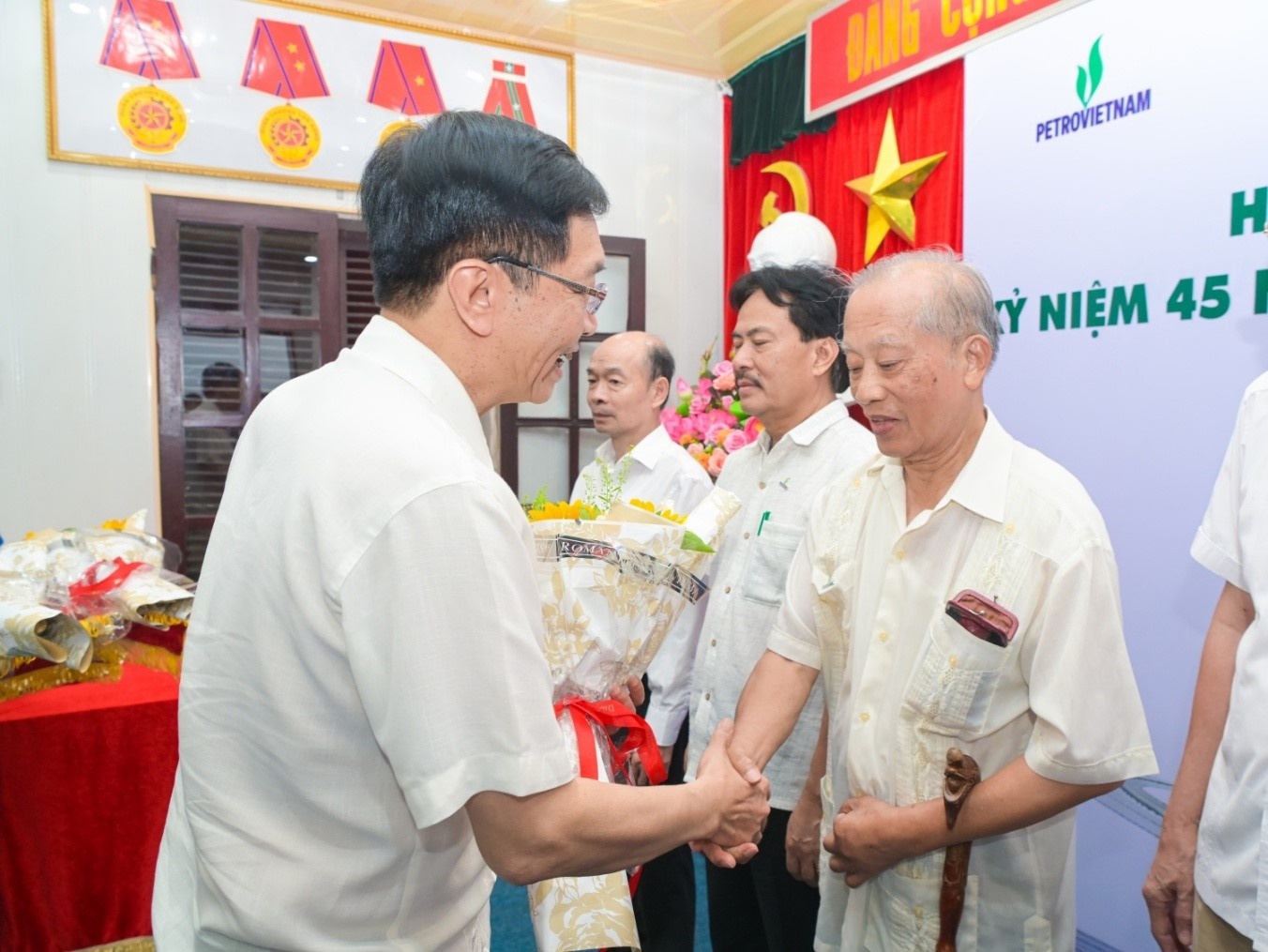 Đồng chí Trần Quang Dũng, Phó Bí thư Thường trực Đảng uỷ Petrovietnam tặng hoa cảm ơn những chia sẻ quý báu của các đại biểu tại buổi tọa đàm “Hành trình năng lượng”.