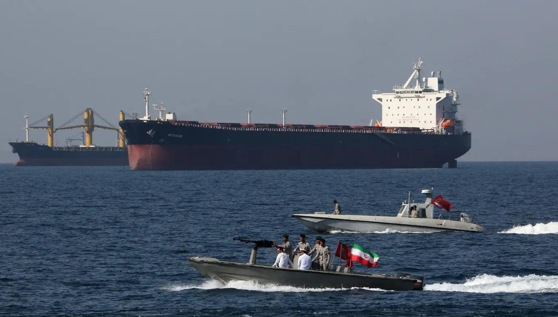 Giao thông qua eo biển Hormuz lại tê liệt