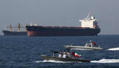 Giao thông qua eo biển Hormuz lại tê liệt