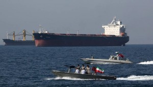 Giao thông qua eo biển Hormuz lại tê liệt