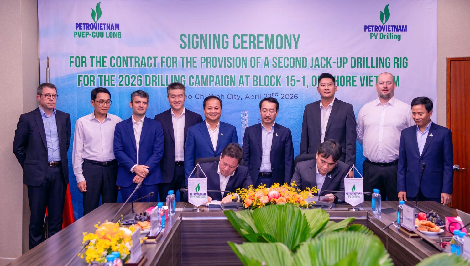 Đại diện hai bên, Giám đốc PVEP–Cửu Long Lê Đắc Hóa và Tổng giám đốc PV Drilling Nguyễn Xuân Cường thực hiện lễ ký hợp đồng trước sự chứng kiến của các bên