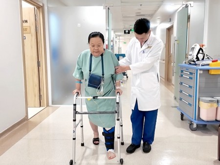 Bệnh nhân được “hồi sinh” đôi chân nhờ phẫu thuật bằng robot AI tại Vinmec Nha Trang