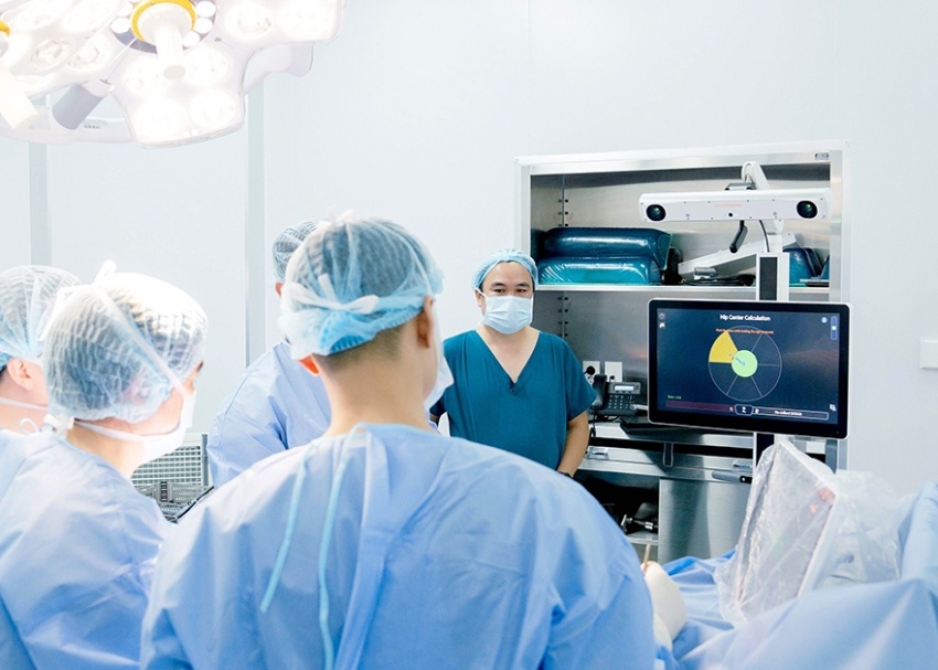 Bệnh nhân được “hồi sinh” đôi chân nhờ phẫu thuật bằng robot AI tại Vinmec Nha Trang
