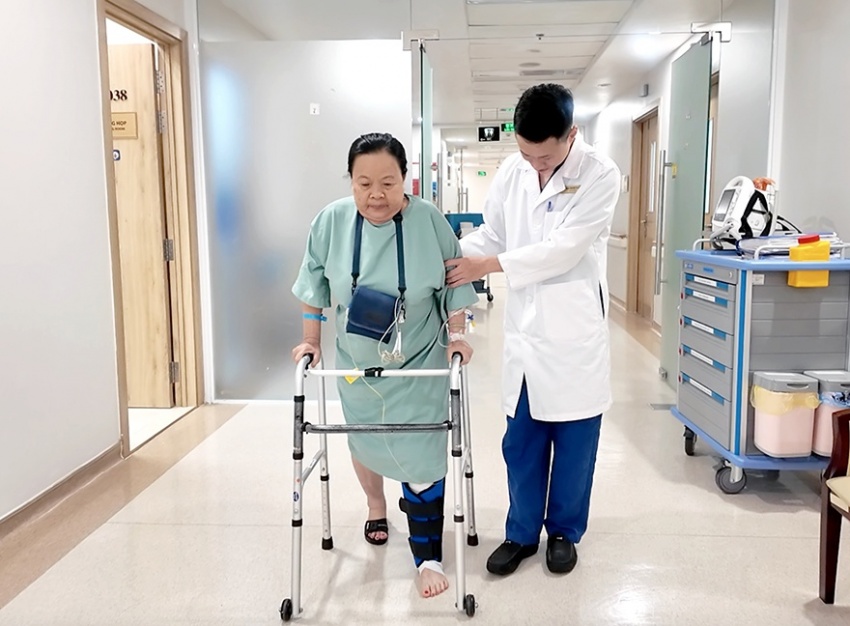 Bệnh nhân được “hồi sinh” đôi chân nhờ phẫu thuật bằng robot AI tại Vinmec Nha Trang