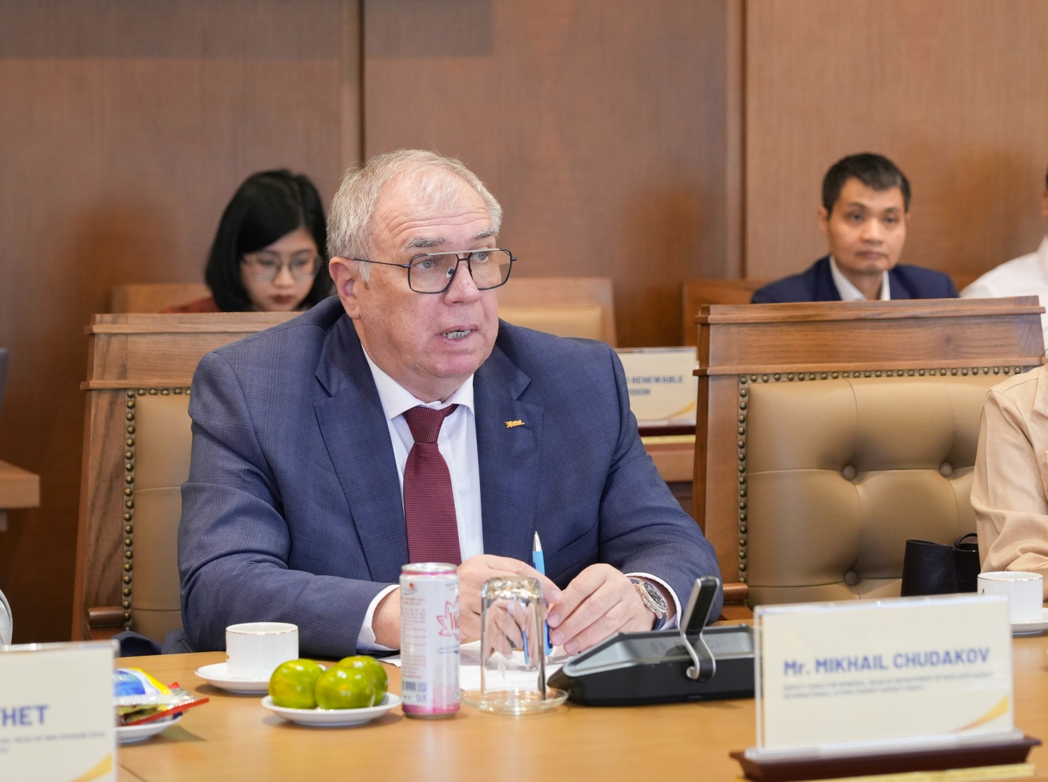 Ông Mikhail Chudakov - Phó Tổng Giám đốc IAEA trao đổi tại buổi làm việc.